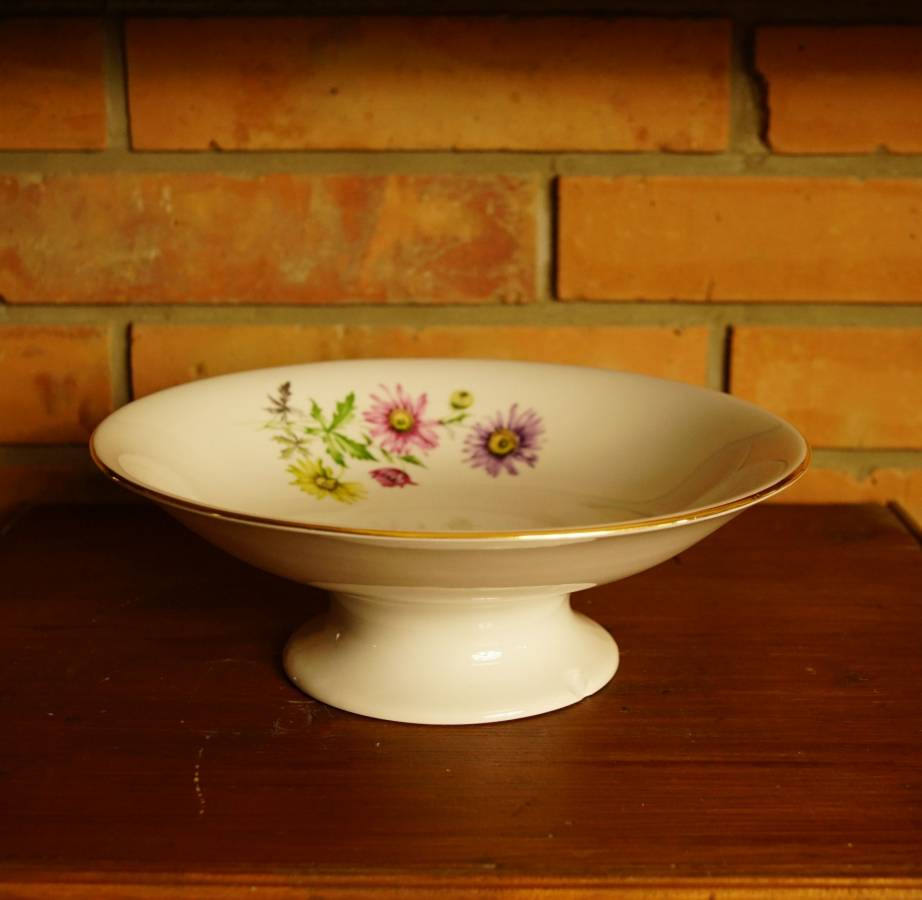 Porcelánový nástolec s květy
