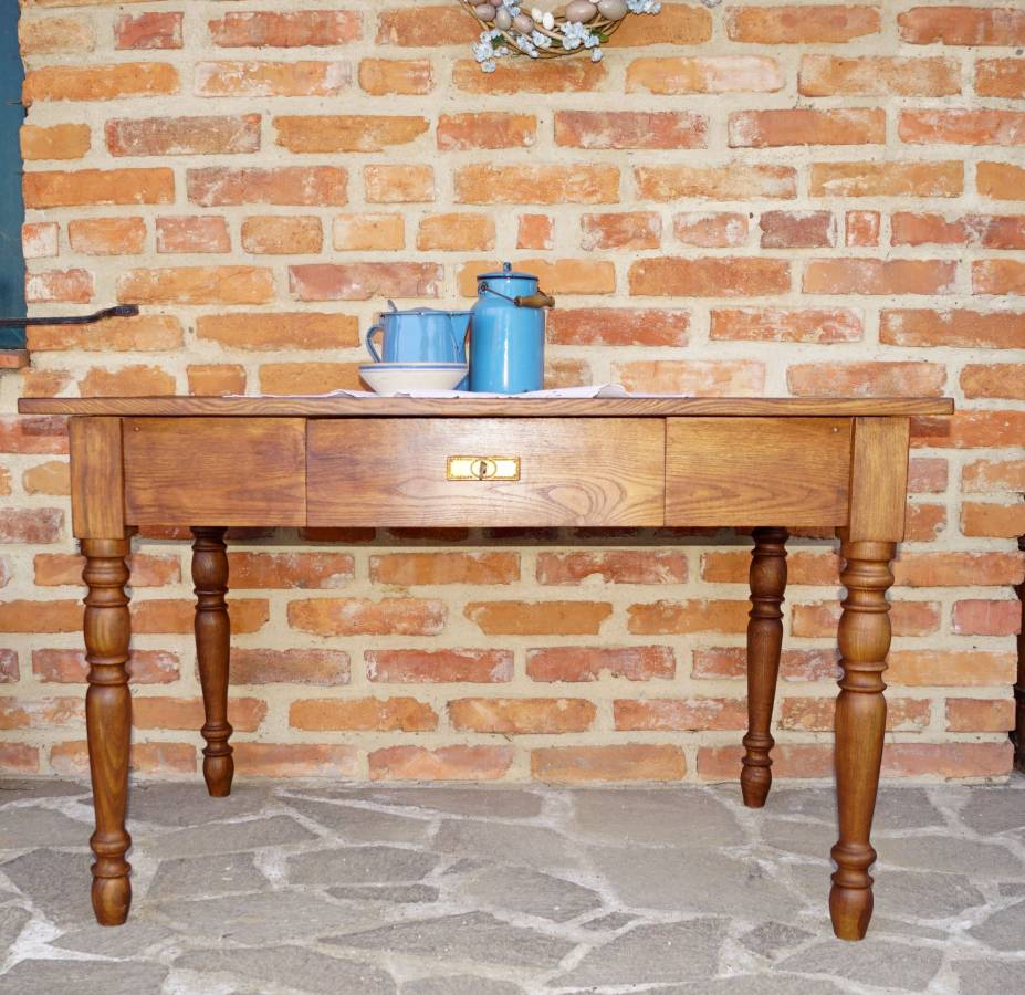 Starožitný tmavý stůl po renovaci
