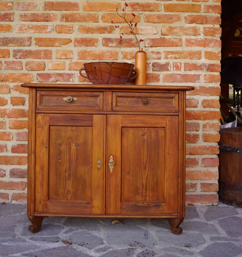Starožitná komoda po renovaci
