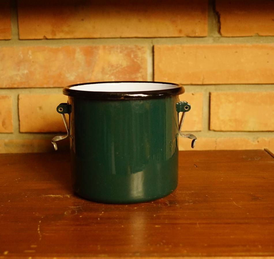 Tmavě zelený smaltovaný hrnek s klipsnami