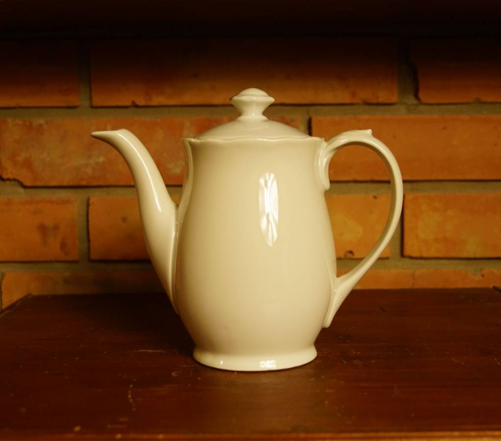 Bílá porcelánová konvička