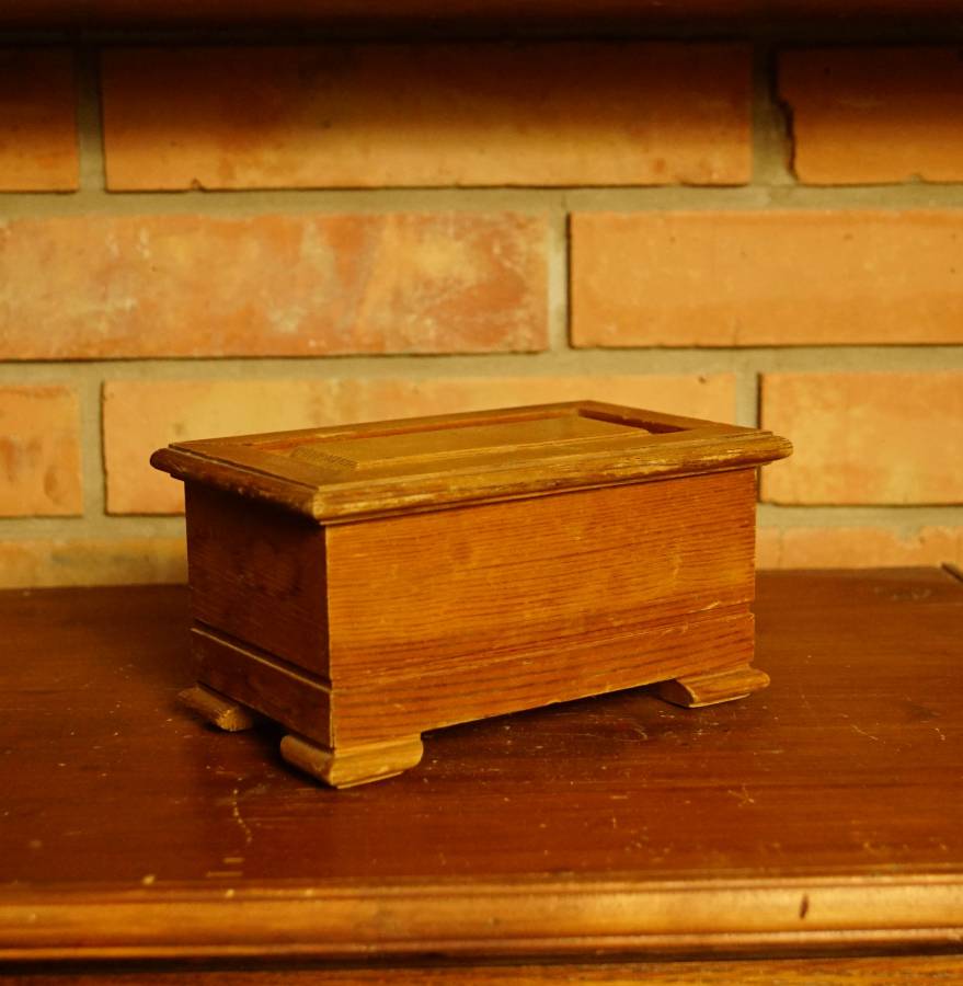 Dřevěná hrací skříňka