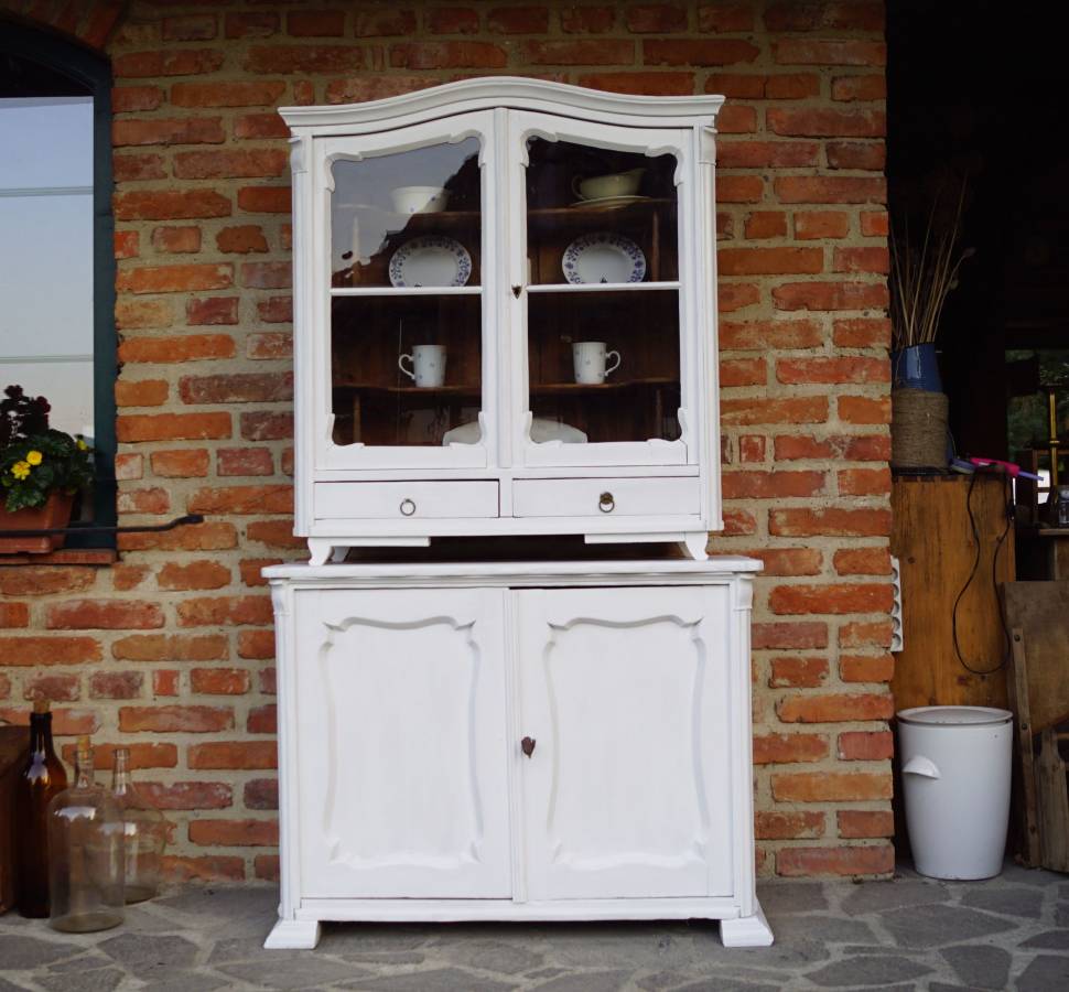 Bílý kredenc