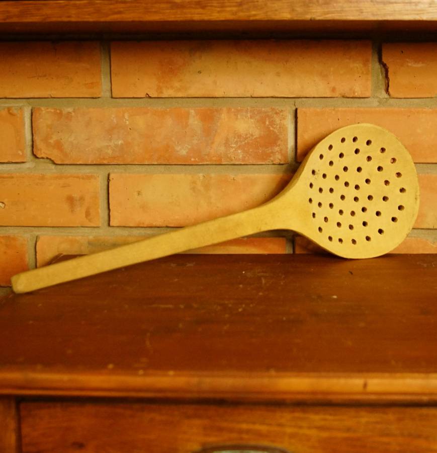 Dřevěná dírkovaná vařečka