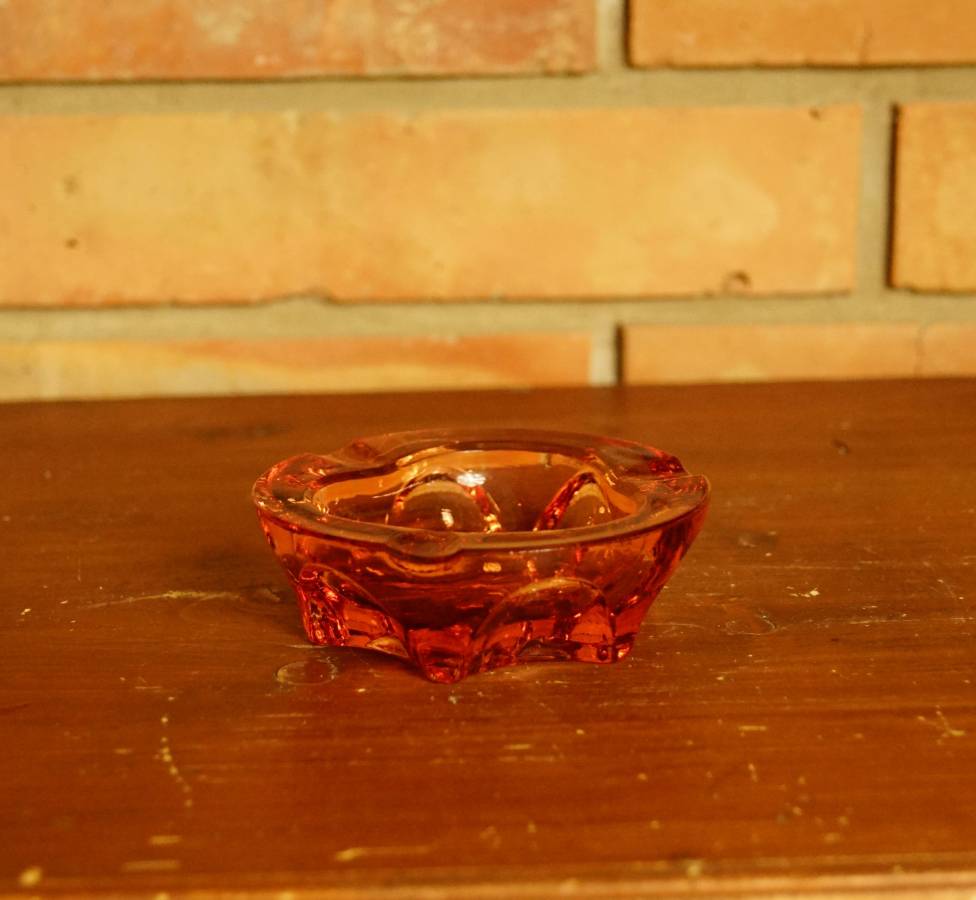 Oranžový skleněný popelník