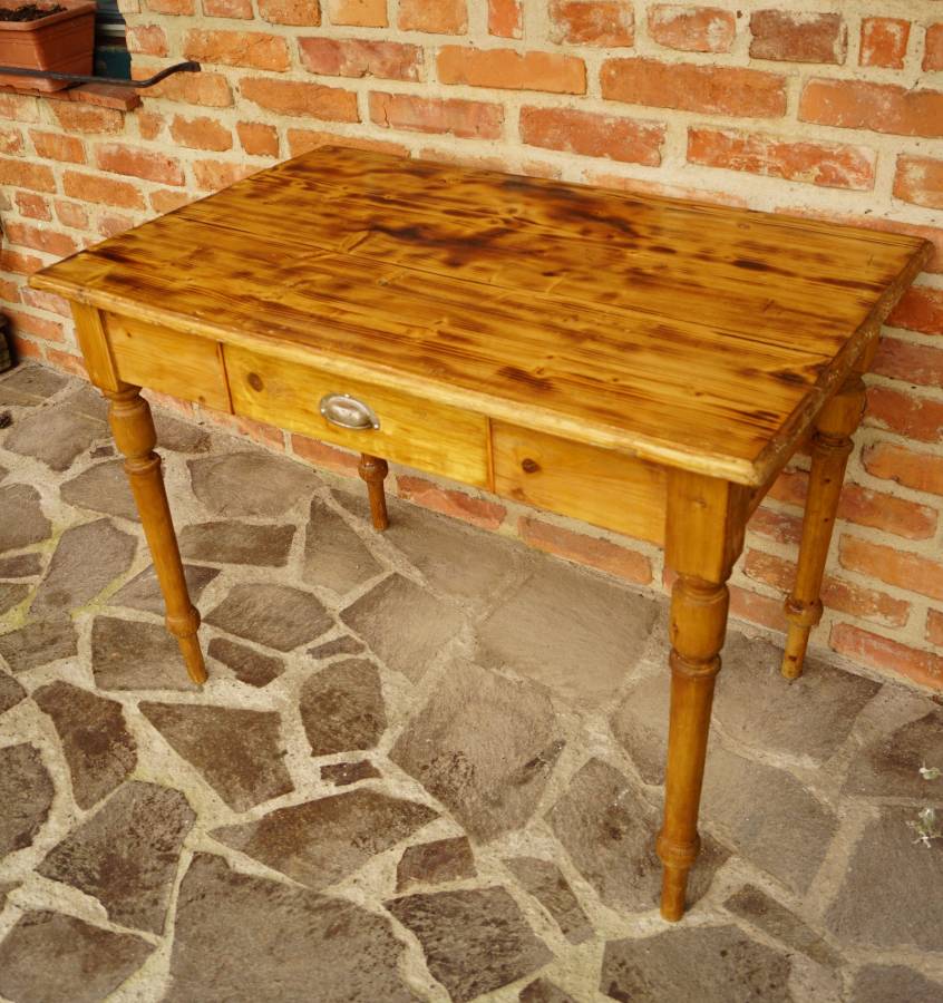 Kuchyňský stůl 