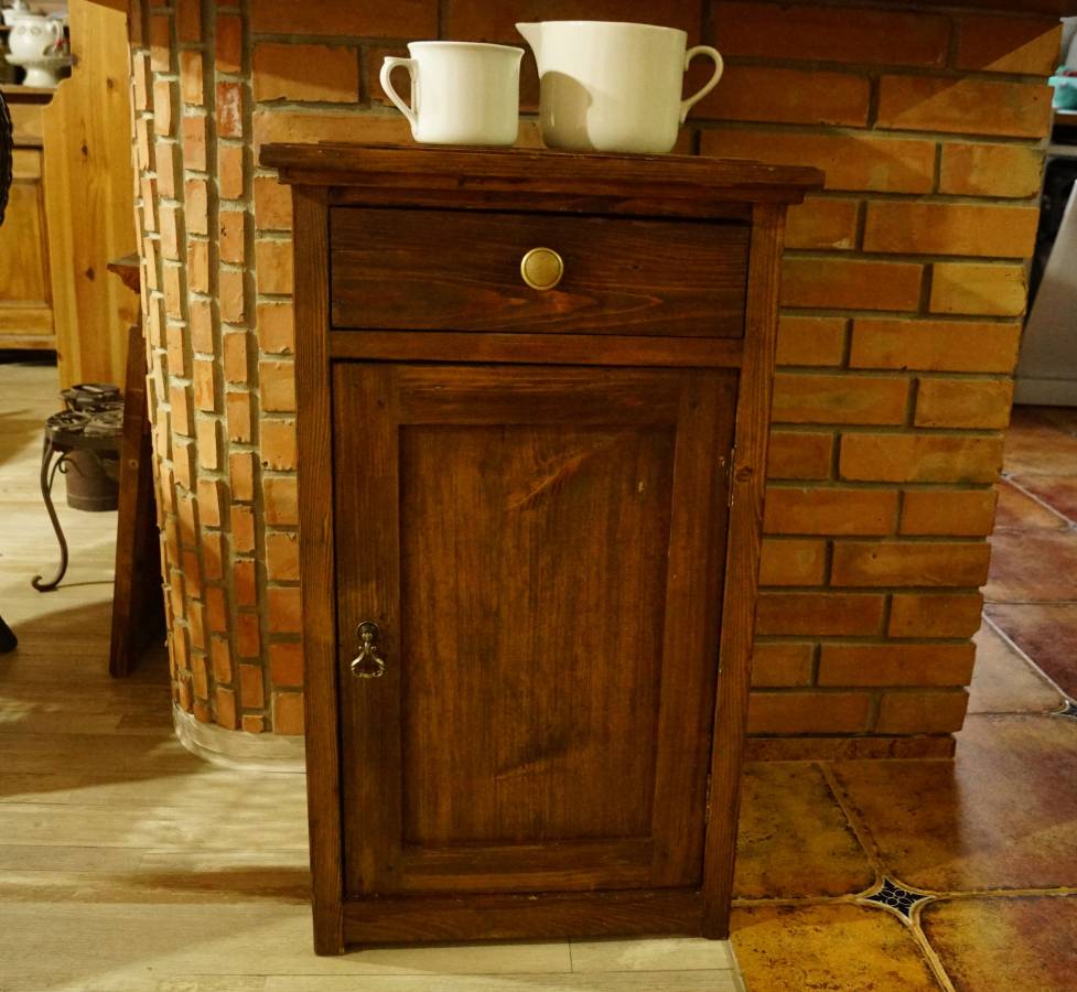 Noční stolek po renovaci