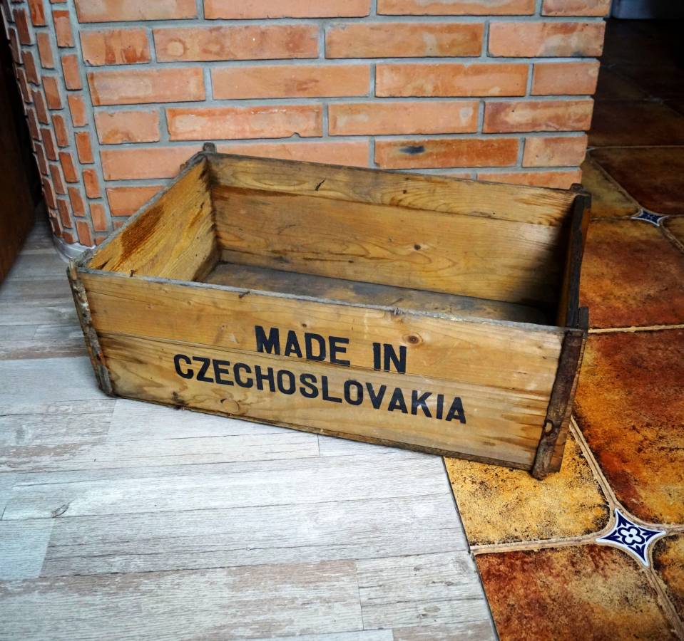 Stará dřevěná bedna s nápisem