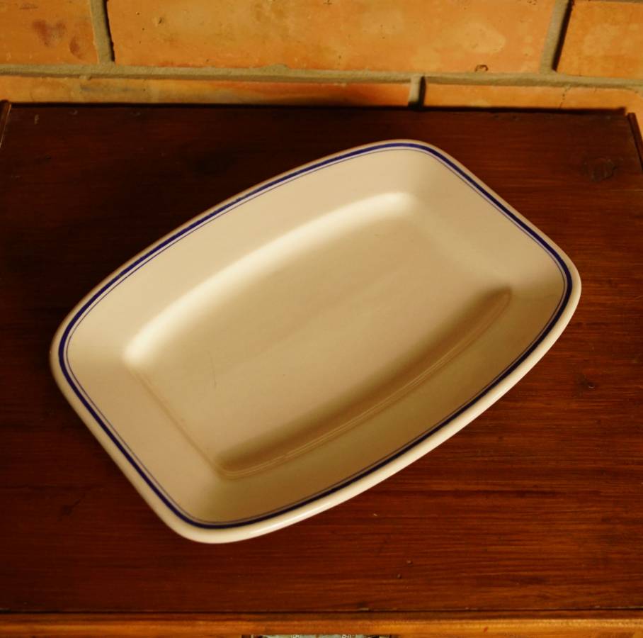 Porcelánová mísa s modrým okrajem