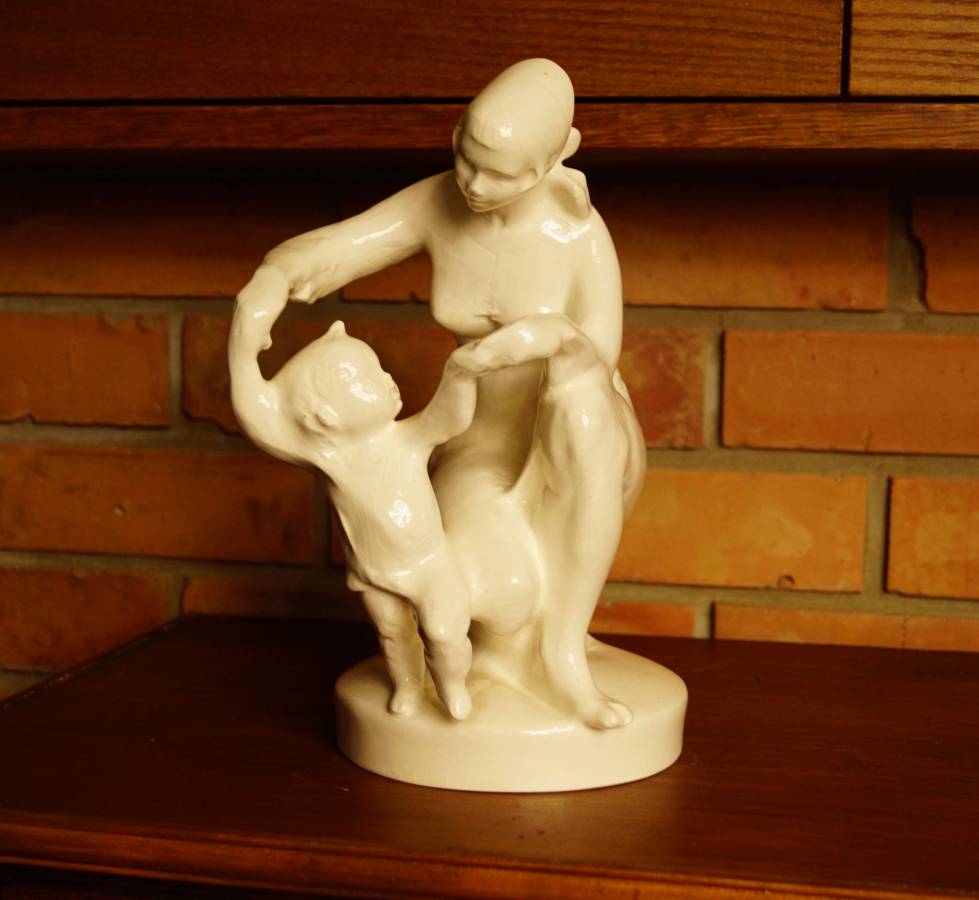 Porcelánová socha matka s dítětem