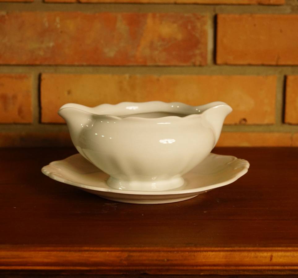 Bílý porcelánový omáčník