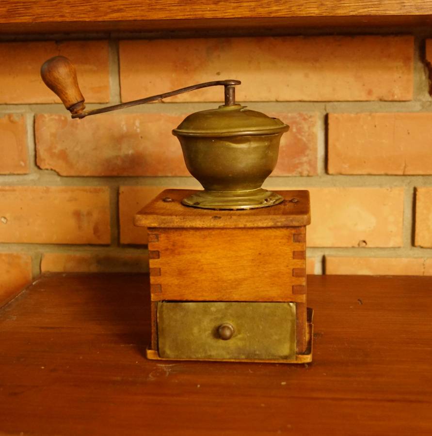Starý dřevěný mlýnek na kafe