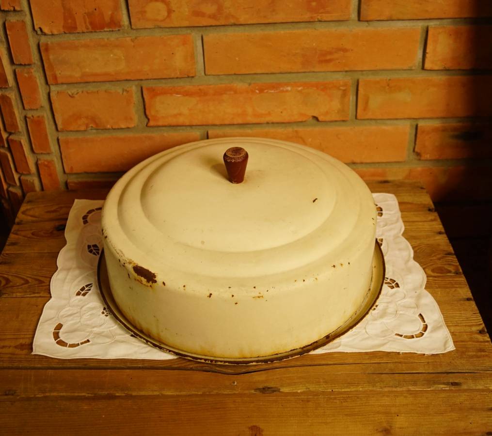Starý kulatý chlebník