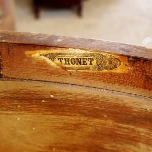 Kulatý stůl + židle Thonet