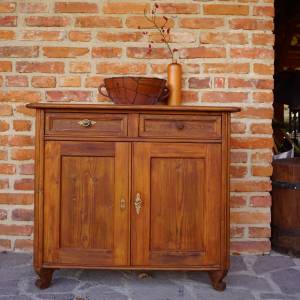 Starožitná komoda po renovaci