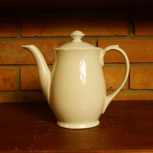 Bílá porcelánová konvička