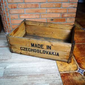 Stará dřevěná bedna s nápisem