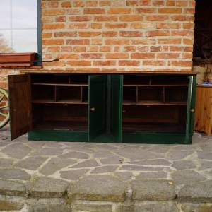 Zelená pultová skříňka po renovaci
