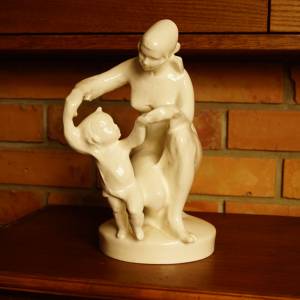 Porcelánová socha matka s dítětem