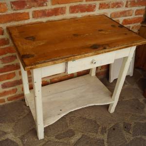Dřevěný starý stolek s šuplíkem - před renovací