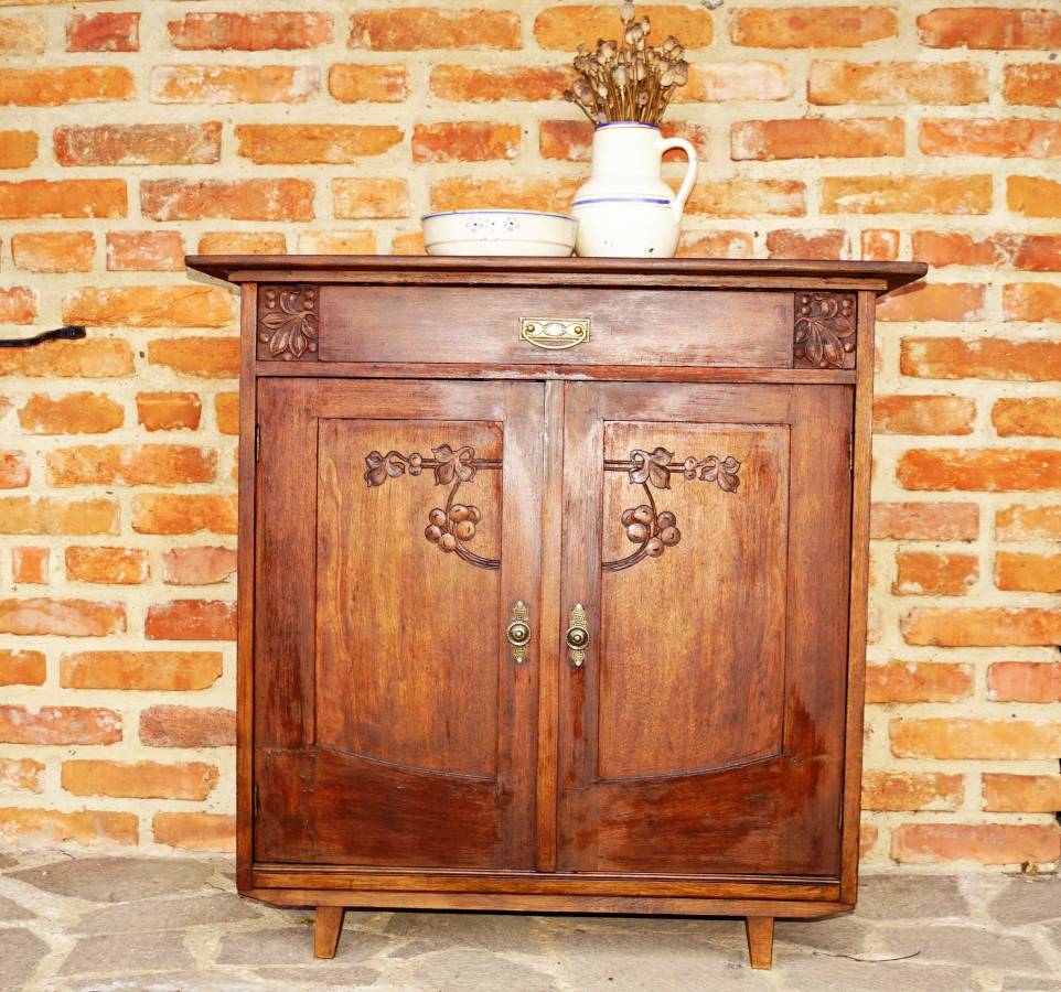 Starožitná skříňka po renovaci