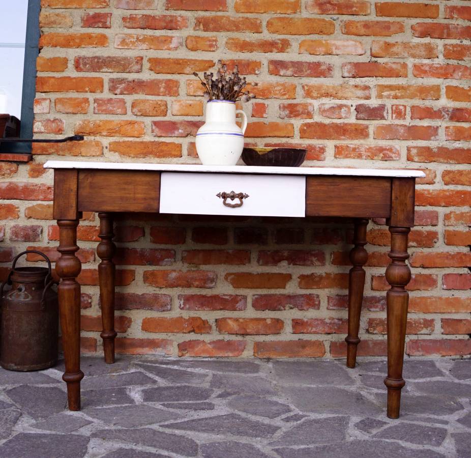 Starý stůl po renovaci