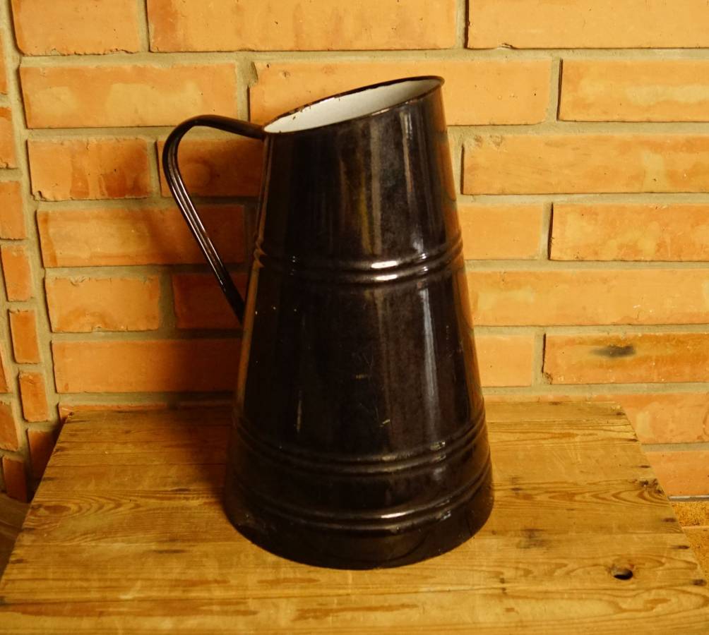 Černá smaltovaná nádoba na vodu