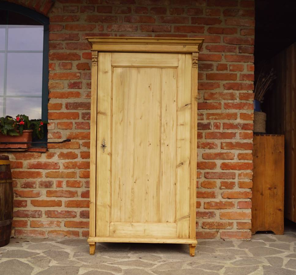 Stará policová skříň po renovaci