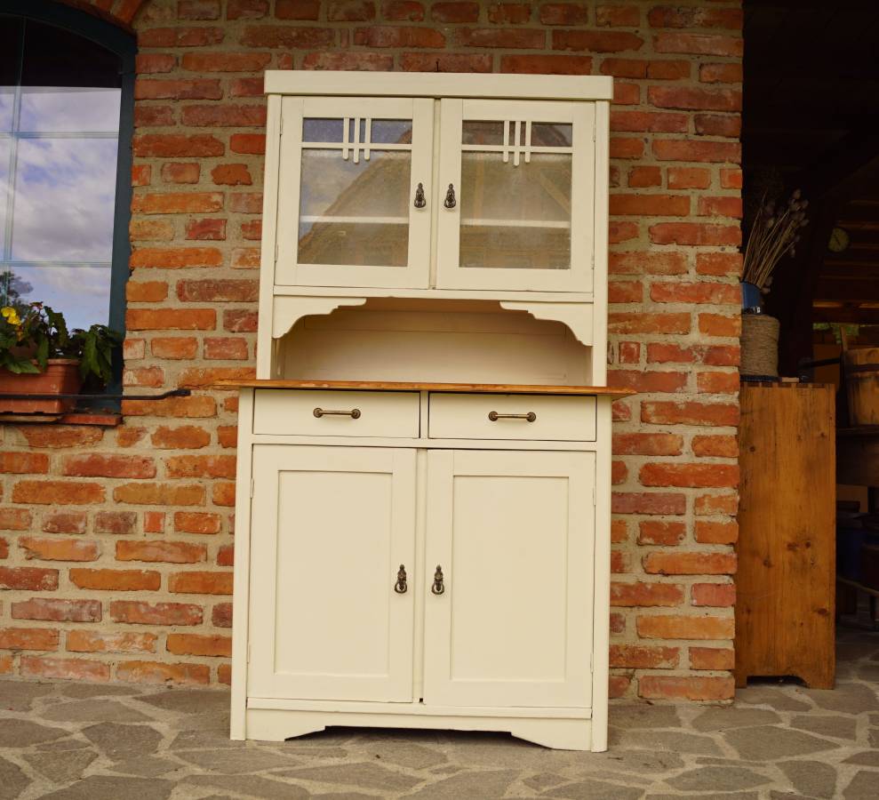 Smetanový kredenc po renovaci
