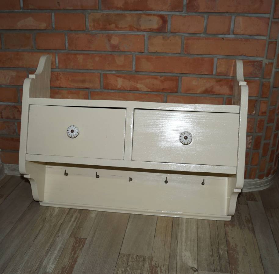 Krémová polička s šuplíky po renovaci
