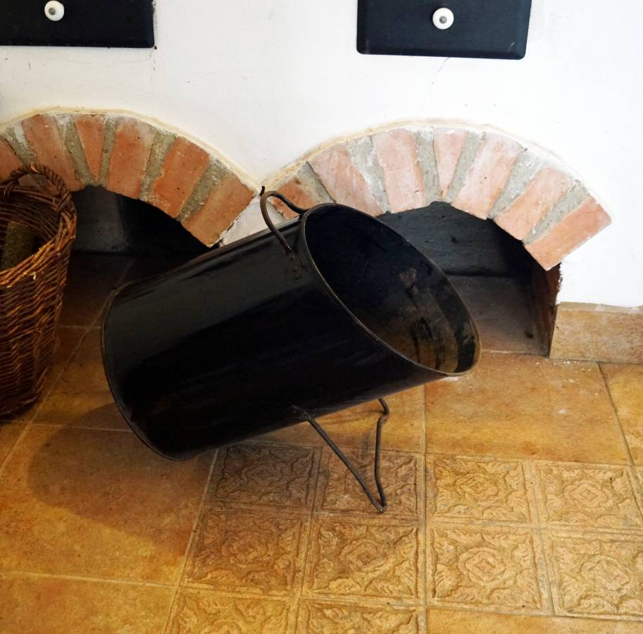 Černé smaltované uhláky