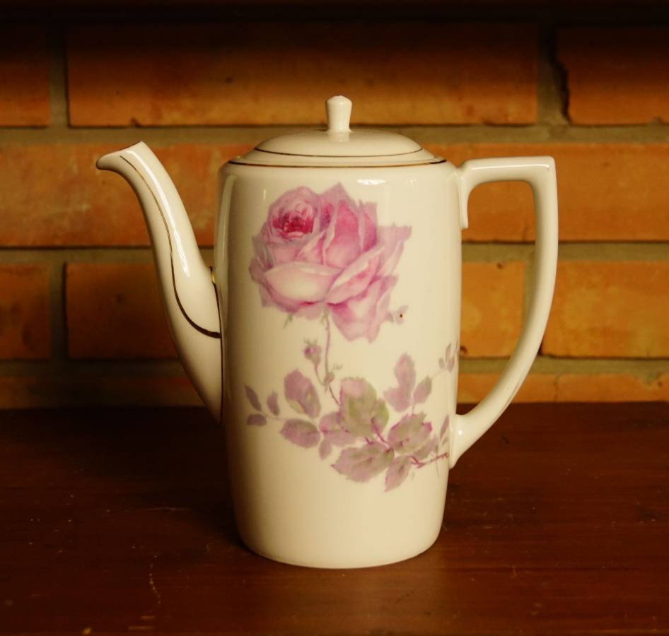 Porcelánová konvička s růží