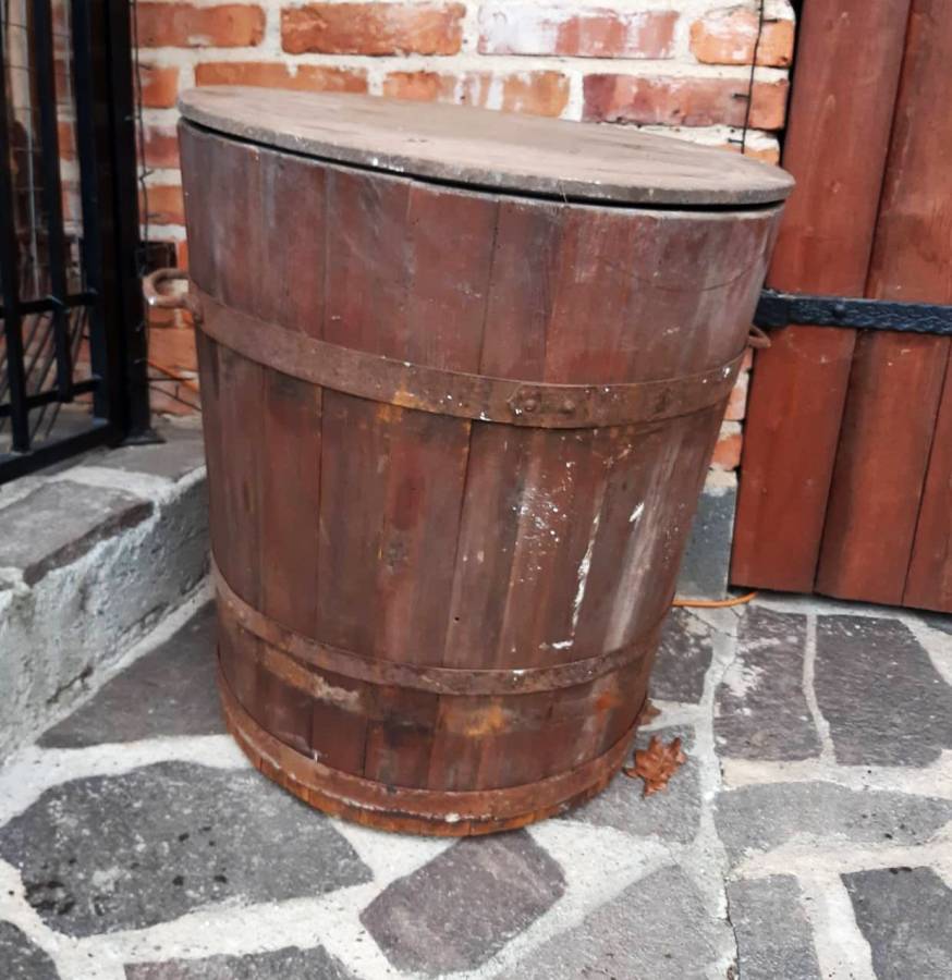 Velký dřevěný sud s víkem