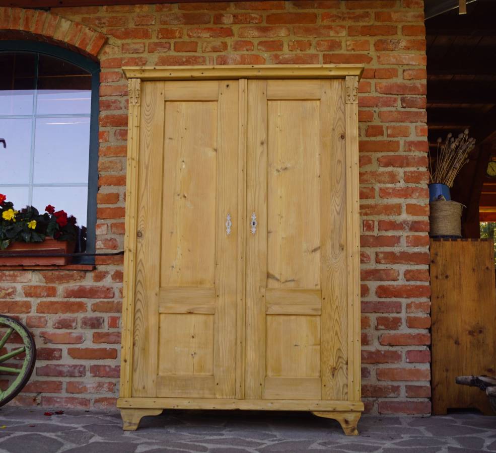 Stará šatní skříň po renovaci