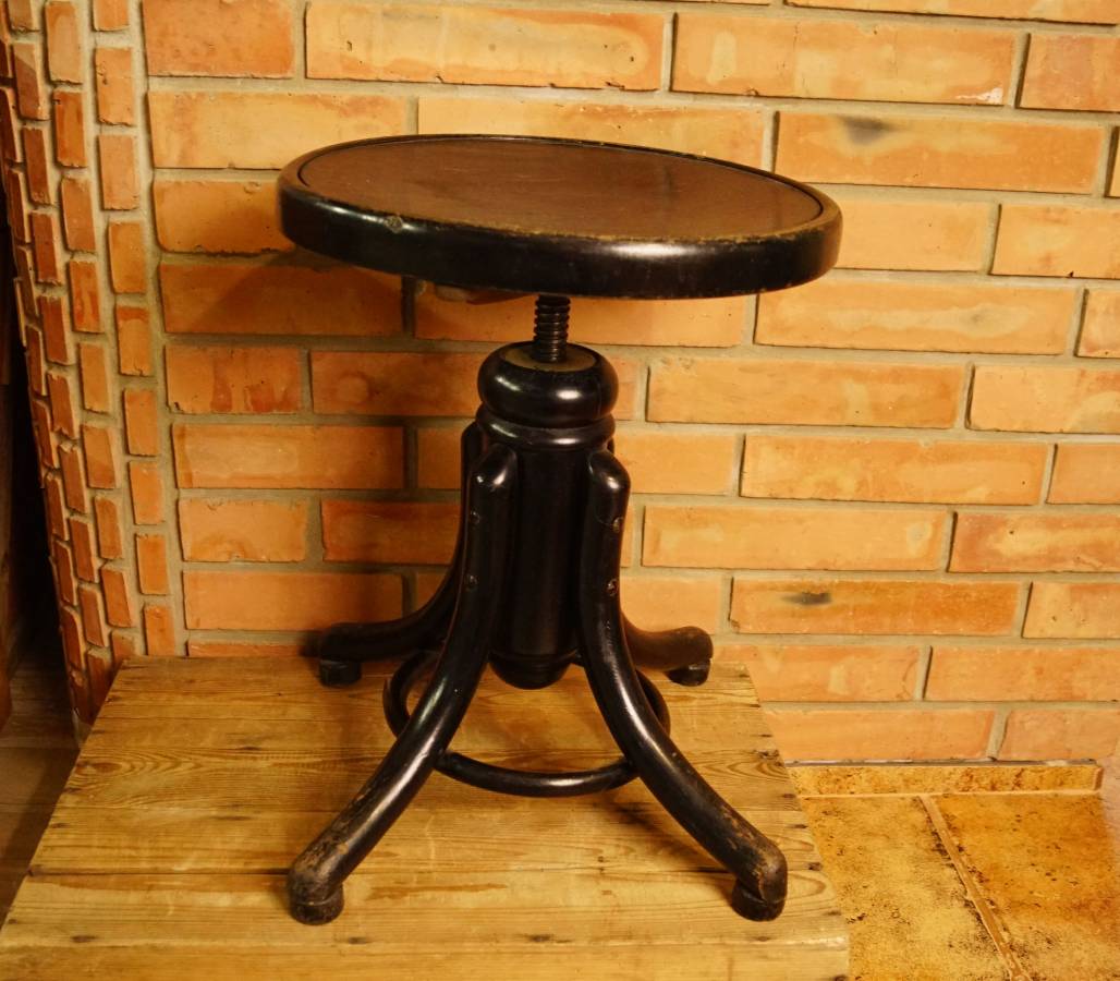 Kulatá židlička Thonet ke klavíru