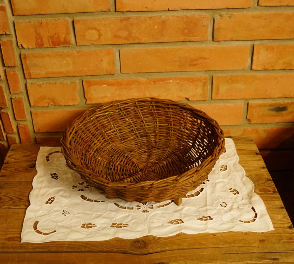 Starý košík na soklu