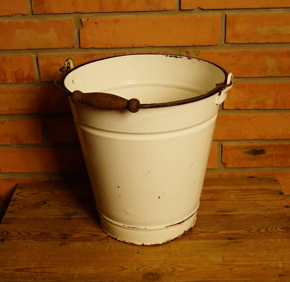 Starý smaltovaný kýbl