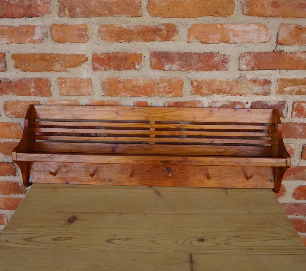 Dřevěná police na hrnky
