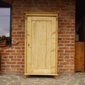 Stará policová skříň po renovaci