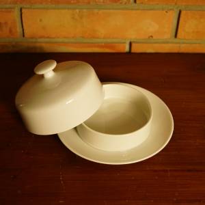 Bílá porcelánová miska s poklopem