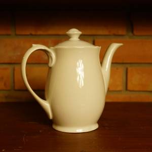 Bílá porcelánová konvička