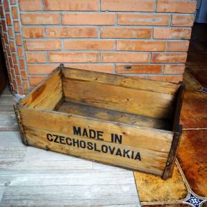 Stará dřevěná bedna s nápisem