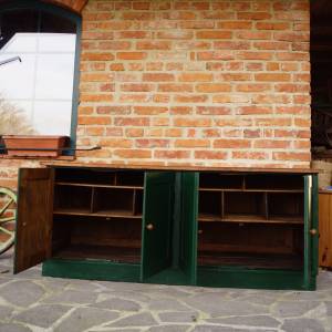 Zelená pultová skříňka po renovaci