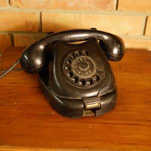 Starý bakelitový telefon