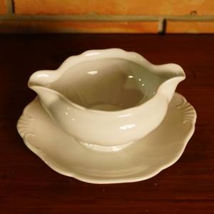 Bílý porcelánový omáčník