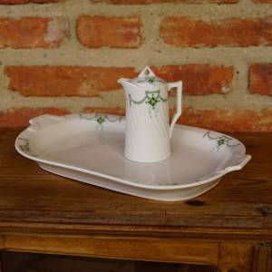 Porcelánový tác a konvička