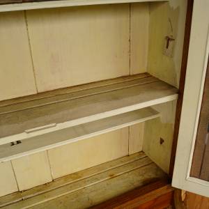 Stará kredenc před renovací