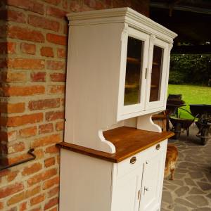 Bílý kredenc po renovaci