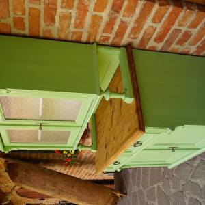 Zelenkavý kredenc po renovaci