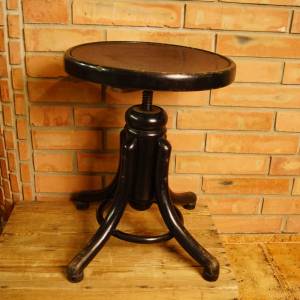 Kulatá židlička Thonet ke klavíru
